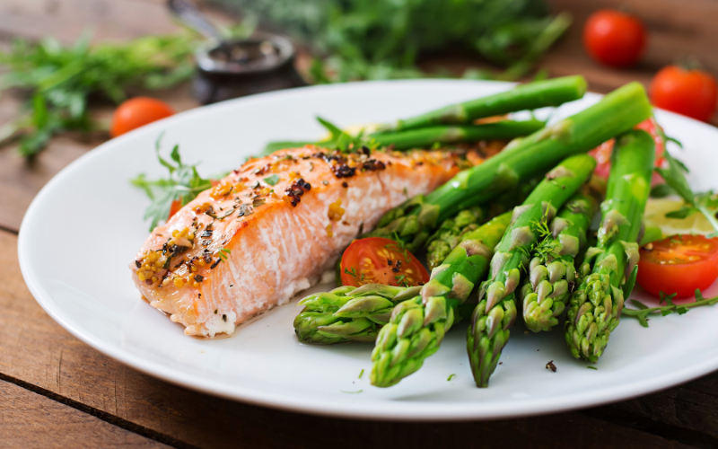 7 Day Meal Plan - Bakes salmon and asparagus